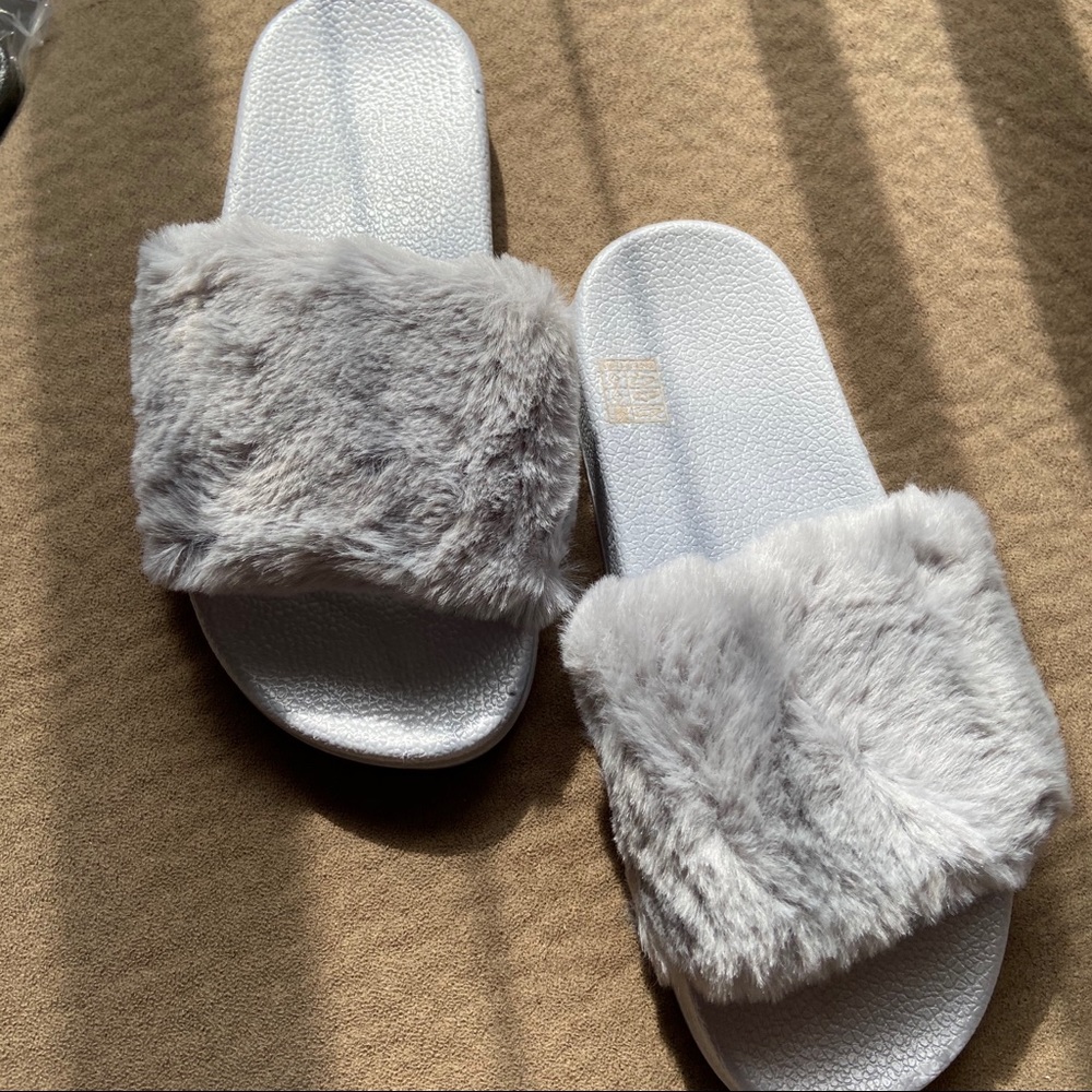 ⭐️ Grey / gray fuzzy slides size 9 - Picture 2 of 2